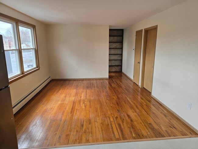 Livingroom - 67 Cohoes Rd Unit One Bedroom