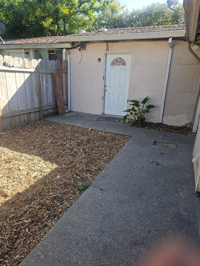 Building Photo - Centrally located unit