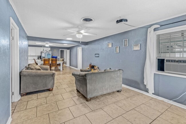 Photo - 1325 E Burton St