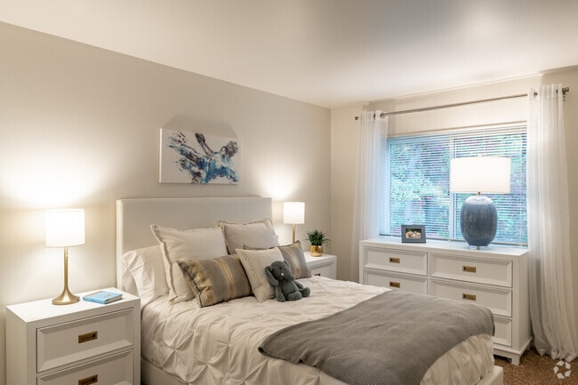 2BR, 1BA - 850SF