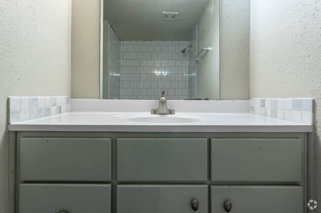 Baño - Gia @ Oak Forest