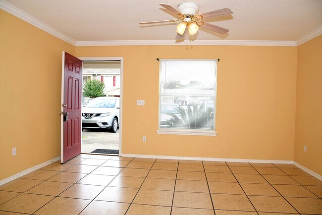 Photo - 2 Bedroom Townhouse in Great Location!