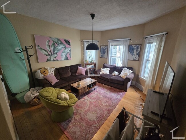 Building Photo - 9/1 No Fee! Spacious 3BR in Spring Hill Somerville!