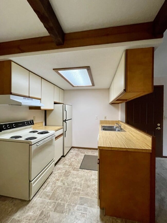 Photo - ONTARIO - 2 Bedroom Available! Unit 11