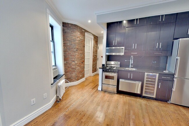 Building Photo - 432 E 13th St Rental