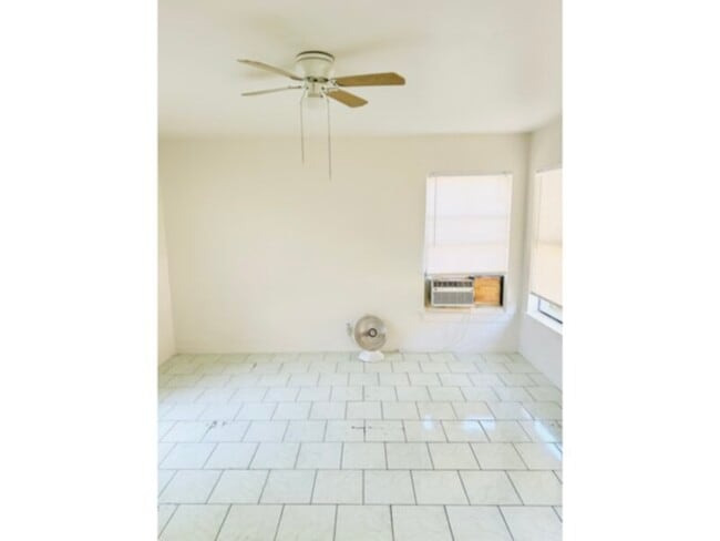 Photo - ******1 BEDROOM DUPLEX****