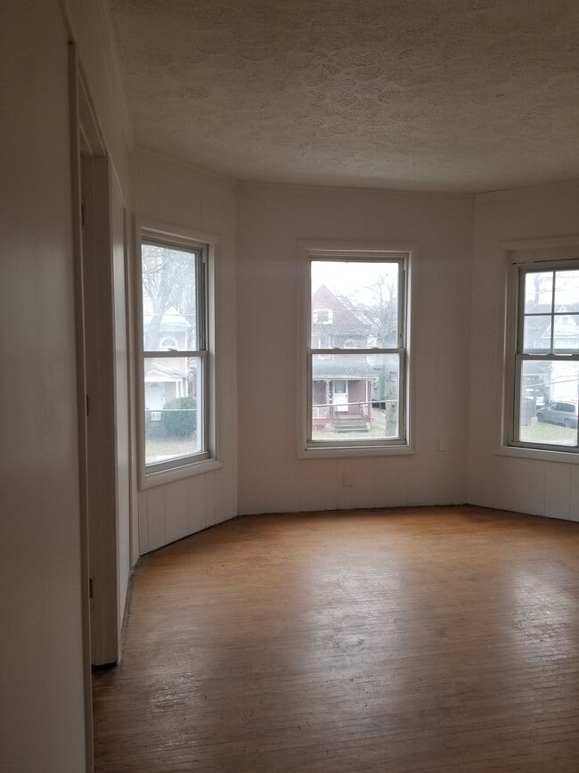 Living Room - 372 Glenwood Ave