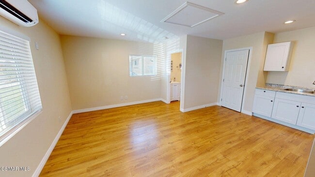 19153 Sylvan St Unit 19153 Sylvan St