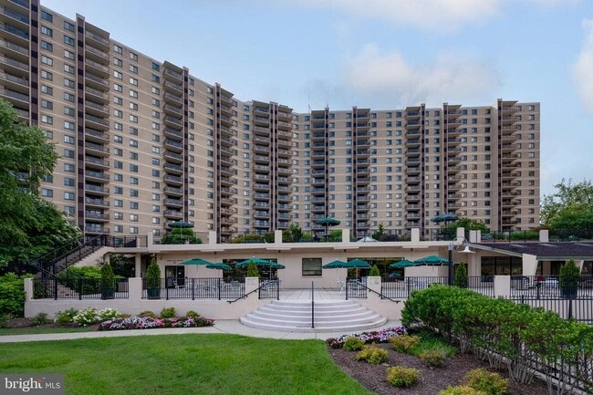 Photo - 307 Yoakum Pkwy Unit 1208
