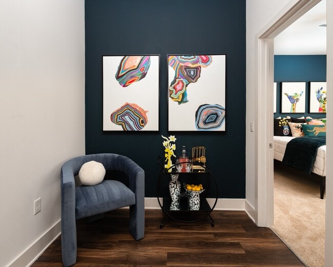 Pasillo interior con obras de arte modernas y carrito de bebidas decorativo - 675 N. Highland