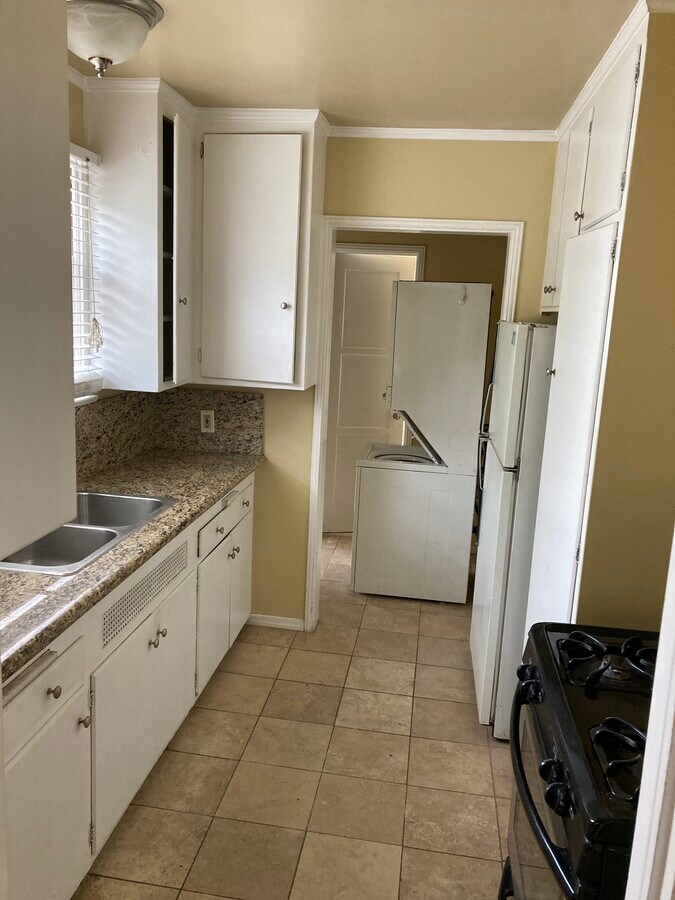 Kitchen - 1526 E Wilson Ave Unit Detached House