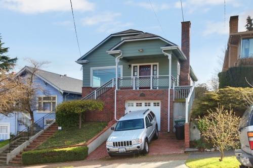 Building Photo - 3 bedroom in Seattle WA 98109 Rental