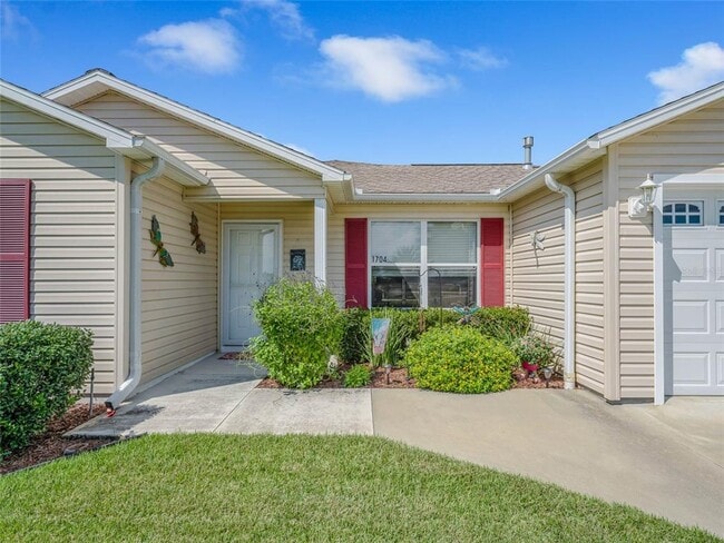 Photo - 1704 Lisette Way