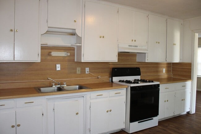 Photo - 2 Bed, Tinker Close & Garage!