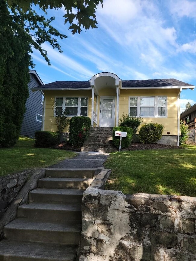 Building Photo - 2 Bedroom House in South Tacoma w Detached garage