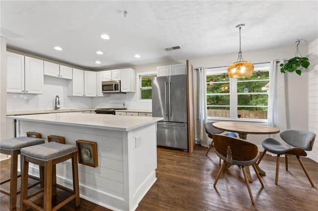 Photo - 551 Lyle Dr SE