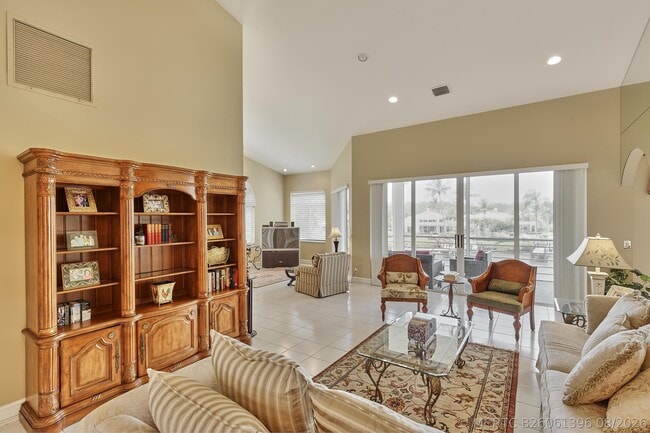 Photo - 392 Spyglass Way