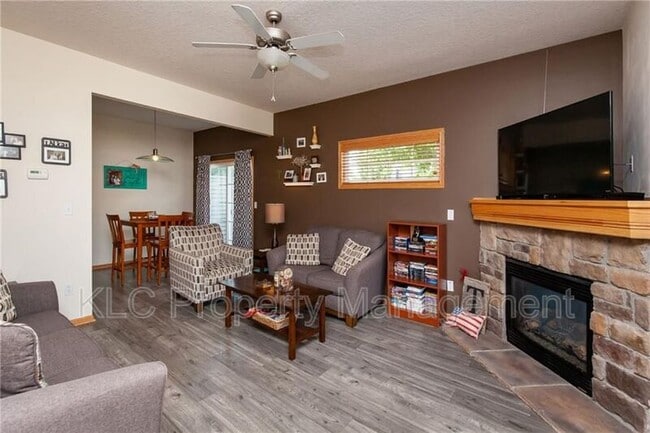 Photo - 946 Red Hawk Way SE