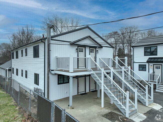 Building Photo - 571 Center St Unit 2 Rental
