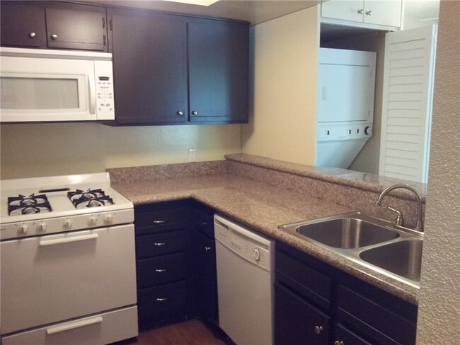 Photo - 987 E Del Mar Blvd Unidad 7