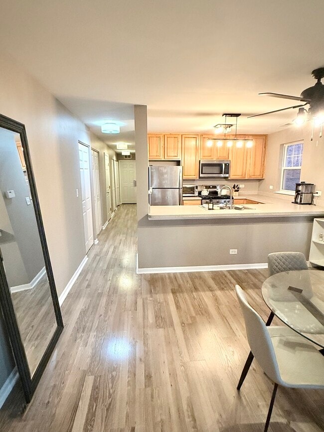 Photo - 649 W Division St