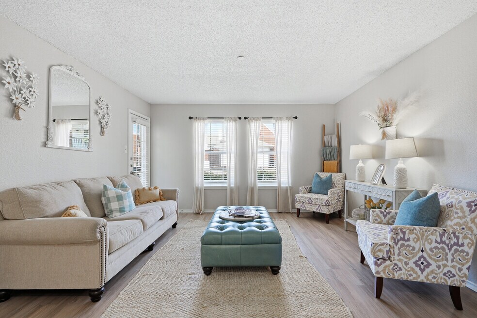 1BD, 1BA - 674SF - Living Room