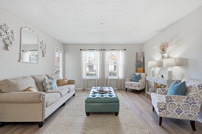 1BD, 1BA - 674SF - Living Room