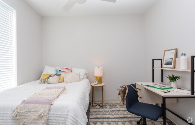 4BR, 4BA - 1533SF Townhome- Bedroom