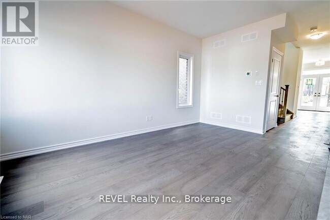 Photo - 77 Renfrew Trl