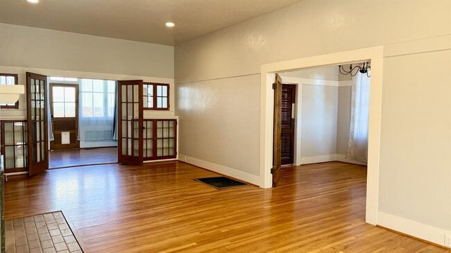 Photo - 130 E Malone St