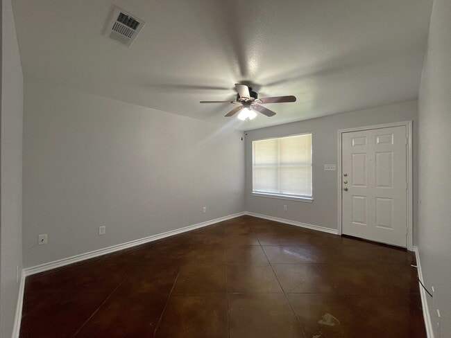 Photo - 203 Memory Ln