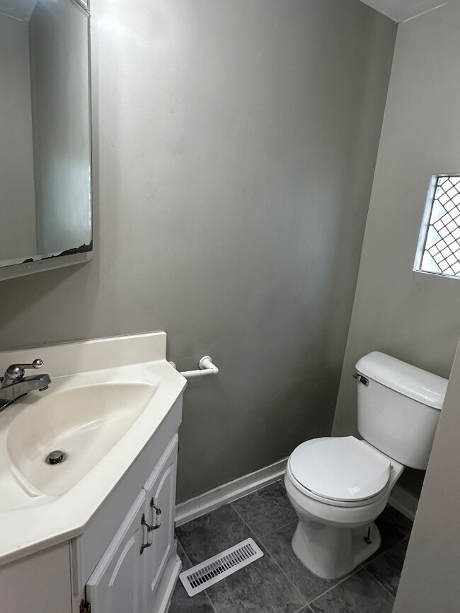 Photo - 112 Nadel Ave