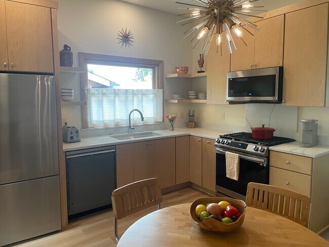 Photo - 506 N 91st St