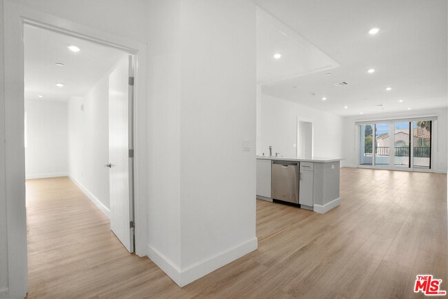 Photo - 1832 S Barrington Ave Unit 201