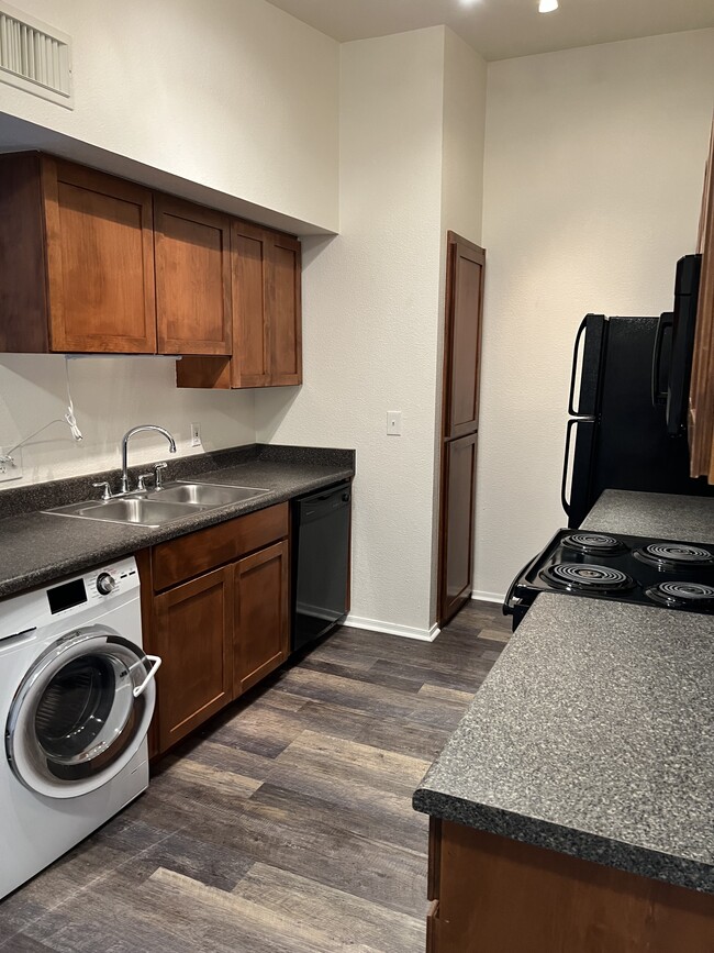 Washer/dryer combo - 1385 W University Ave
