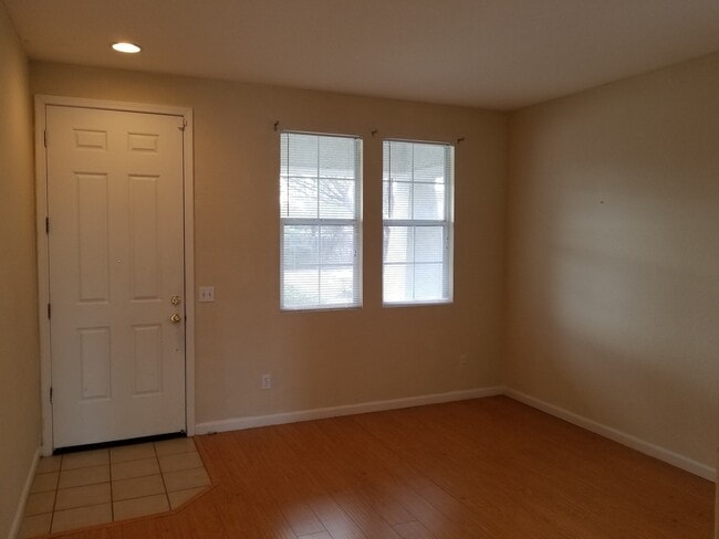 Photo - VERY CUTE 3BD/2BTH SINGLE FAMILY IN NORTH LINCOLN