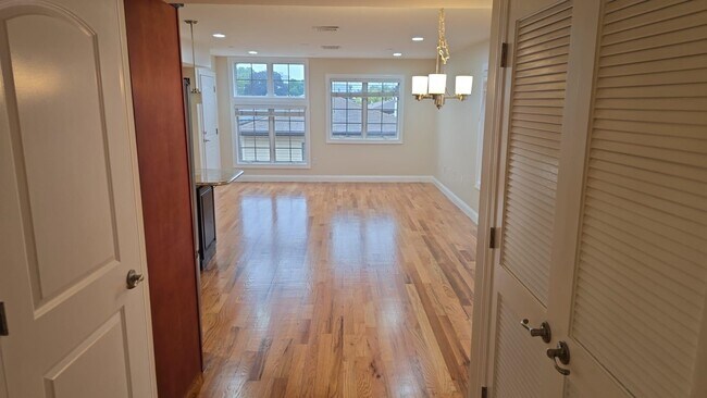 124 68th St Unit 306