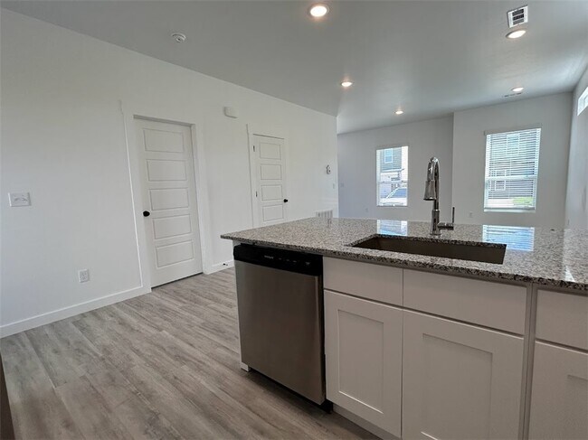 Photo - 960 Ventnor Ave