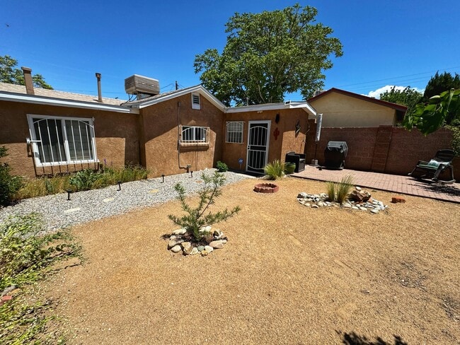 Photo - 1525 Edith Blvd NE