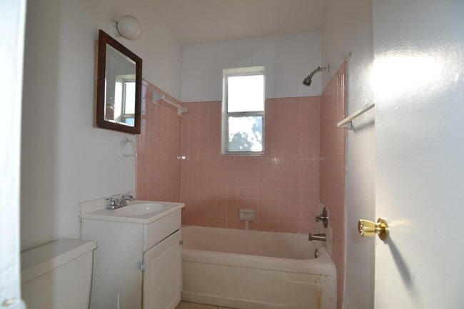 Photo - 1497 W 31st St