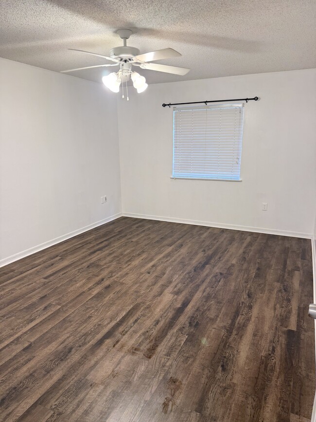 Photo - 180 Waterfall Way