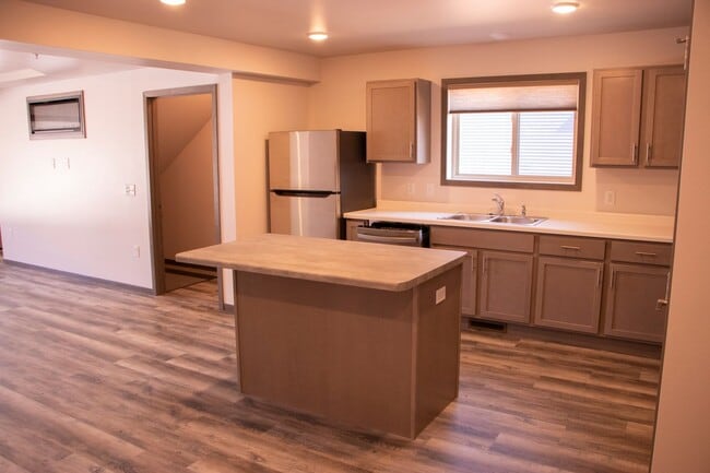 Building Photo - Spacious 2 Bed with 1 Car Attached Garage!
