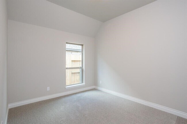 Building Photo - 1639 Rosedale Dr