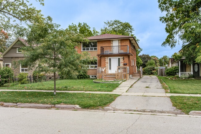 Building Photo - Stylish 1.5 Bedroom Apartment – All Utilities & Parking Included – $1,475/month Unit 3