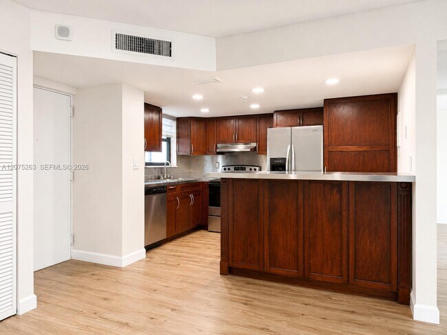 Photo - 555 NE 30th St Unidad 603