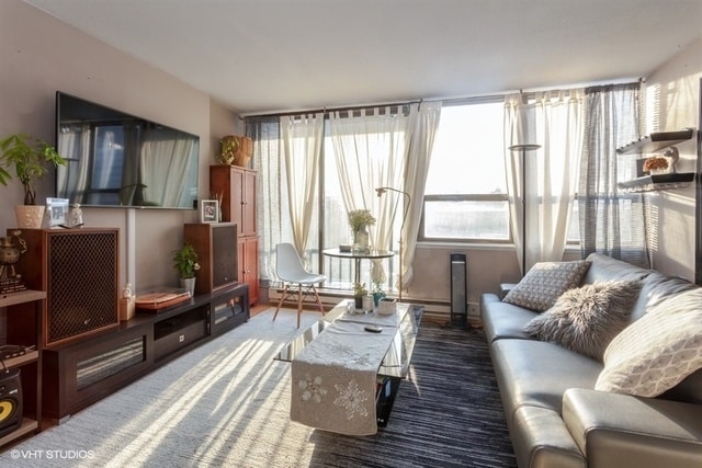 Building Photo - 2740 N Pine Grove Ave Unit #4F