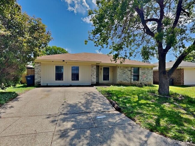 Building Photo - No Application Fees* $1000 off 1st months ... Rental