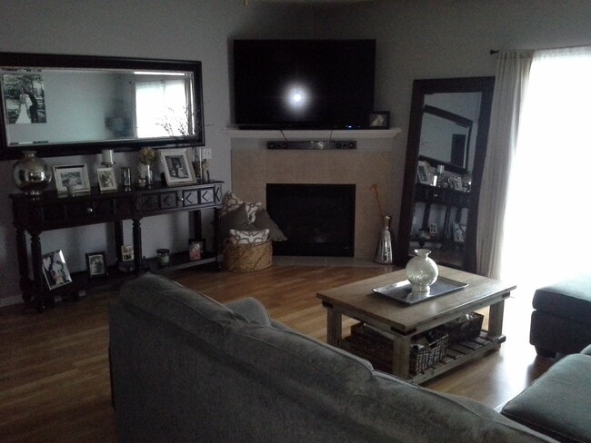 Building Photo - 6255 Beechtree Dr Unit 1105