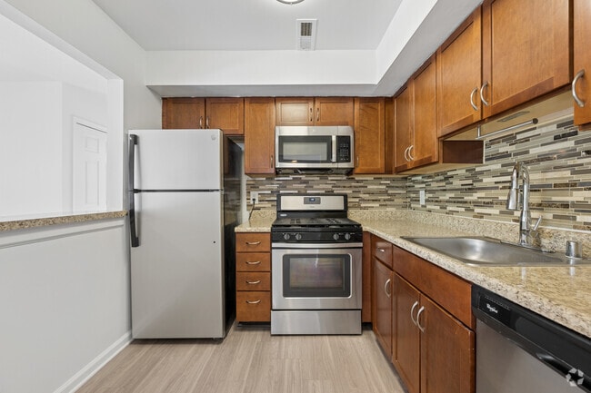 3BR, 2BA w/ Den - 1,115SF - Kitchen