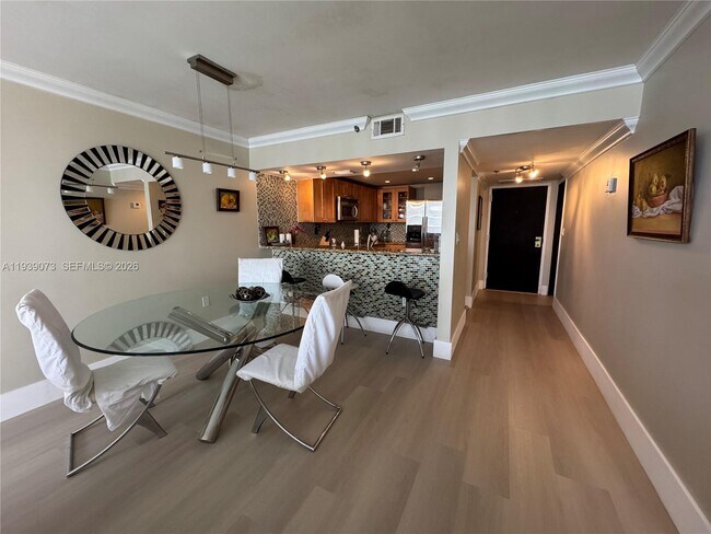 Photo - 555 NE 15th St Unidad 32F